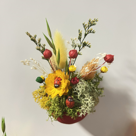 Mărțișor decorativ magnetic handmade PetalCraft din bell cup cu flori de paie și licheni stabilizați [1]