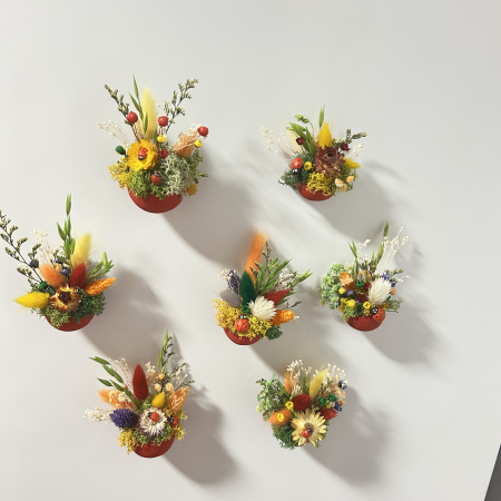 Mărțișor decorativ magnetic handmade PetalCraft din bell cup cu flori de paie și licheni stabilizați [5]