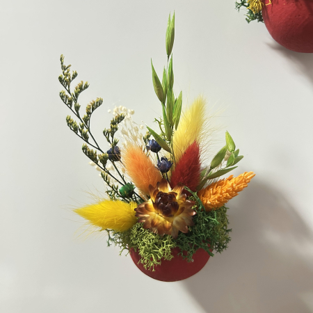 Mărțișor decorativ magnetic handmade PetalCraft din bell cup cu flori de paie și licheni stabilizați [3]