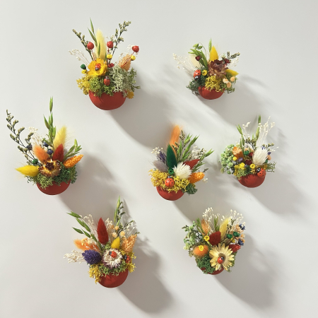 Martisoare - Mărțișor decorativ magnetic handmade PetalCraft din bell cup cu flori de paie și licheni stabilizați