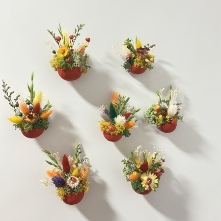 Mărțișor decorativ magnetic handmade PetalCraft din bell cup cu flori de paie și licheni stabilizați [4]