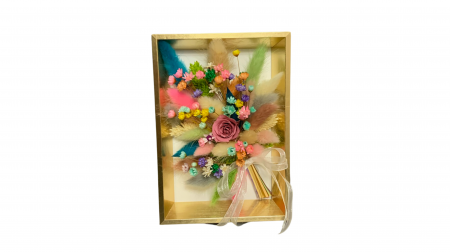 Tablouri flori uscate - Tablou Floral cu Trandafir Criogenat Roz - Eleganță Handmade în Culori Pastelate