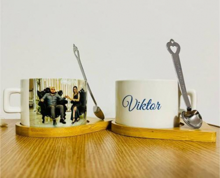 Căni Albe Personalizate - Set Cească Personalizată cu Suport de Lemn și Linguriță – Cadou Unic și Elegant