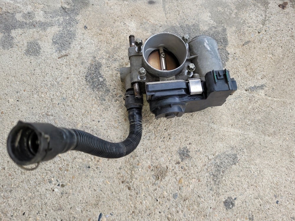 Clapeta de accelerație (throttle body) – simptome defect și curățare vs înlocuire
