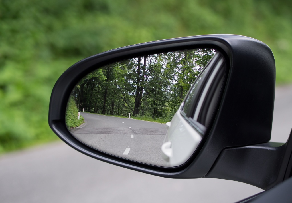 Ce este oglinda retrovizoare si cum se foloseste?