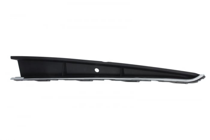Element bara fata stanga (inferior, cu dunga acoperita cu crom, plastic, negru crom) potrivit VW POLO VI AW 09.17-12.20