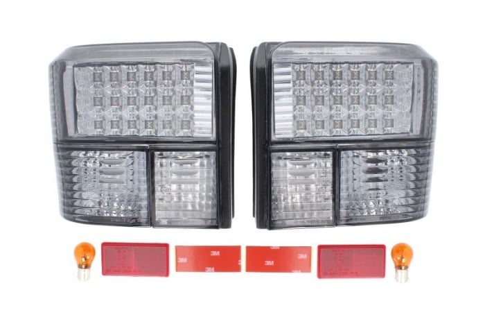 Set stop tripla lampa spate (Semnalizator fumuriu, culoare sticla fumuriu) VW TRANSPORTER BUS PLATFORMA SASIU 1995-2003