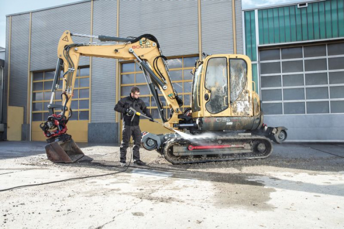 Spalator de inalta presiune HD 8/18-4 clasa M: mijloc 760 l/ora, 270 bar, varf motor: pompa axiala trifazata, cu 3 pistoane; pistoane din inox [4]