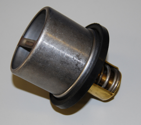 Termostat sistem racire potrivit DAF 75; VOLVO F10, F12, F16, FH16, FL10, FL6, FL7, EC, L; AKERMAN H D16A520-TD73ES (82°C, cu garnitura, in carcasa) [3]