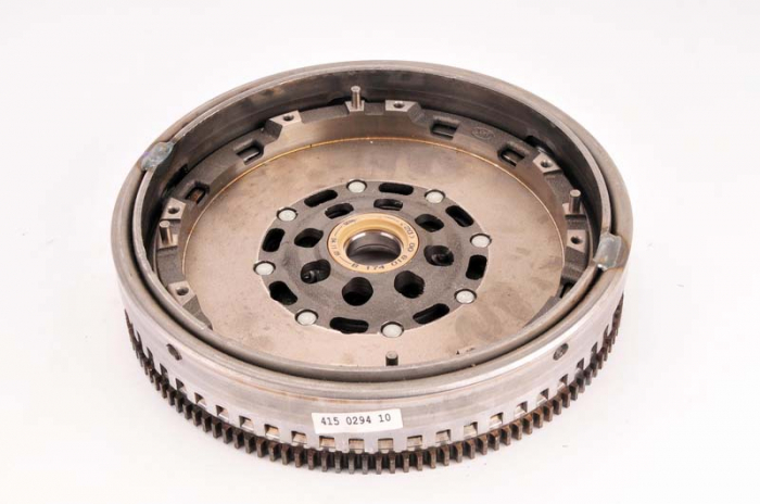 Volanta masa dubla (fara set suruburi; fara rulment presiune; cu disc ambreiaj) MERCEDES A (W169), B (W245) 2.0/2.0CNG/2.0D intre 2004-2012 [5]