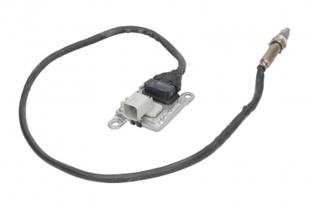 Senzor NOx potrivit JOHN DEERE 6090MC, 6105M, 6110M, 6110R, 6115M, 6120M, 6120R, 6130 R, 6130M, 6135M, 6135R, 6145M, 6145R, 6155M, 6155R, 6175M, 6175R, 6195M, 6195R, 6215R, 7210 R, 7230 R, 7250 R [1]