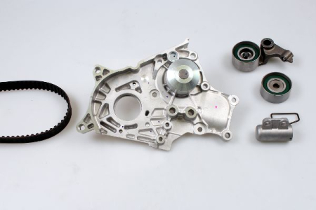Distributie - Set distributie (curea + intinzator + pompa apa) potrivit TOYOTA AVENSIS, AVENSIS VERSO, COROLLA, COROLLA VERSO, PREVIA II, RAV 4 II 2.0D 09.97-03.09