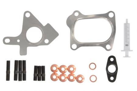Set montaj esapament - Set montaj turbocompresor potrivit DACIA LOGAN, LOGAN EXPRESS, LOGAN MCV, SANDERO; NISSAN KUBISTAR, MICRA III, NOTE, NV200, NV200 / EVALIA, QASHQAI I, TIIDA 1.5D 02.03-