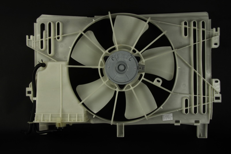 Ventilator radiator Dreapta potrivit AUDI COUPE B3; TOYOTA COROLLA, COROLLA VERSO 1.4-2.8 1991-2009 (cu carcasa)