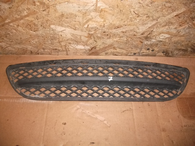 Grila centrala inferioara bara fata BMW Seria 3 E90 E91, an 2004-2007 cod 7154556 [2]