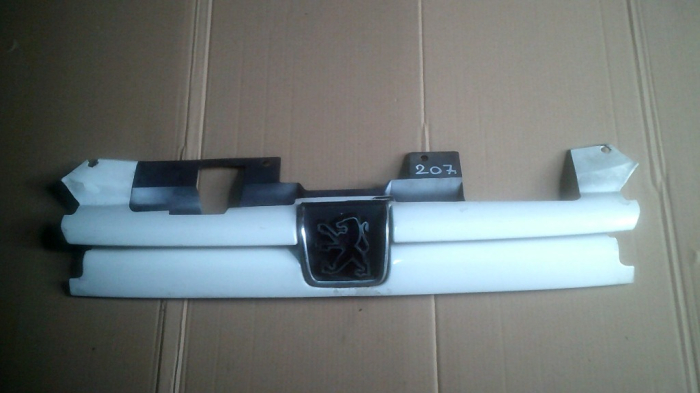 Grila pentru Peugeot 306 , cod 9621133677 [2]