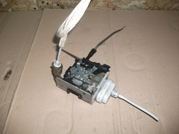 Incuietoare usa fata dreapta pentru AUDI A4 B5, cod 8D2837016F [2]