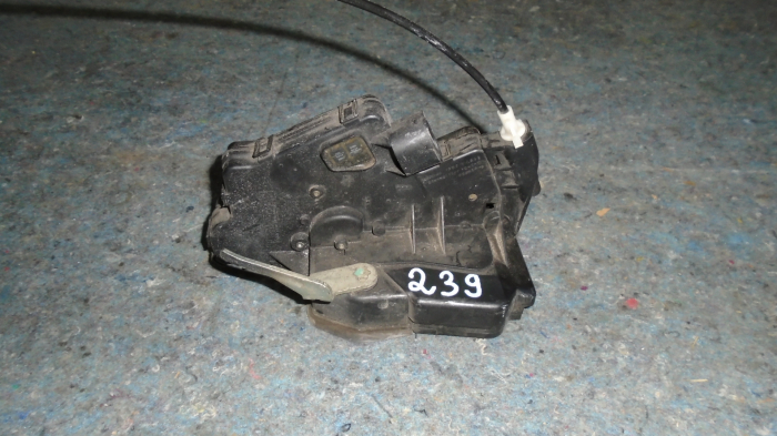 Incuietoare usa fata dreapta pentru bmw SERIA 3 E46, cod 8206408 [1]