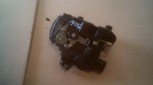 Incuietoare usa Fata Dreapta pentru Volkswagen Golf 4, cod 3B1837016A [2]