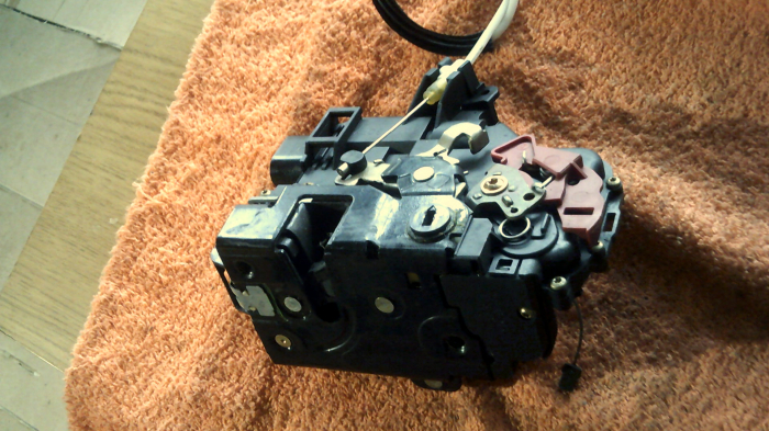 Incuietoare usa spate dreapta pentru AUDI A2 , cod 8Z0839016D [2]