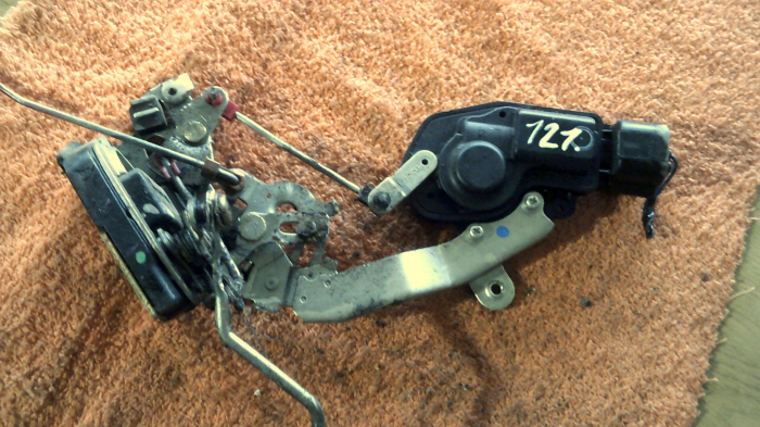 Incuietoare usa spate dreapta pentru DAIHATSU TERIOS [1]