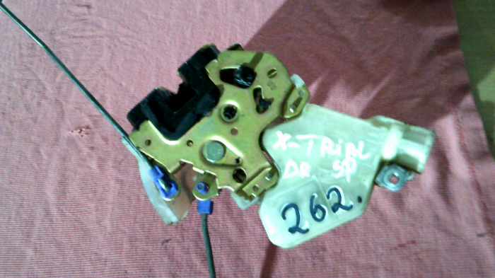 Incuietoare usa spate dreapta pentru NISSAN X-trail T30, cod 805524U300 [1]