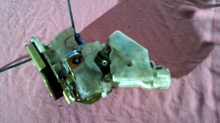 Incuietoare usa spate dreapta pentru NISSAN X-trail T30, cod 805524U300 [2]