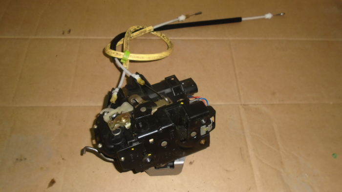 Incuietoare usa spate stanga pentru AUDI A6 C5, cod 4B0839015B [2]
