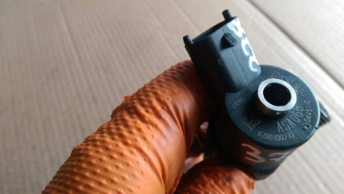 Injector pentru Opel Vivaro , motorizare 1.9 diesel, cod 8200100272   ,   0445110110B [4]