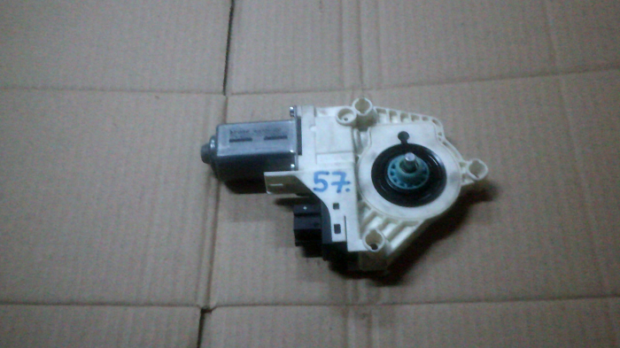 Motoras macara fata dreapta pentru audi A4 B8, cod 1101-965575-100 [1]