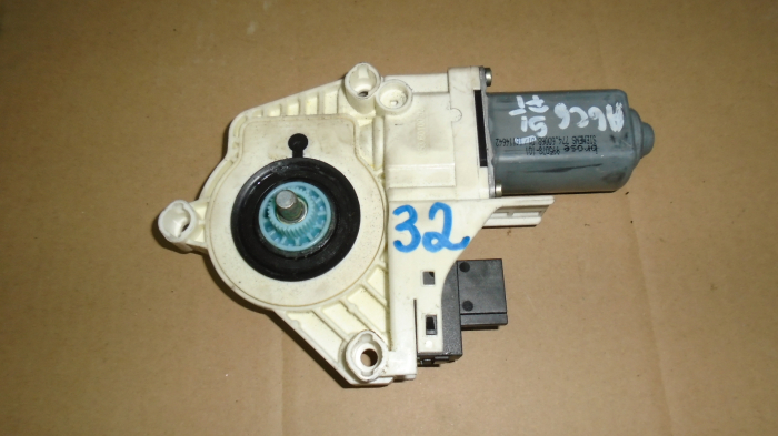 Motoras macara fata dreapta pentru Audi A6C6 , cod 4F0959801B [1]