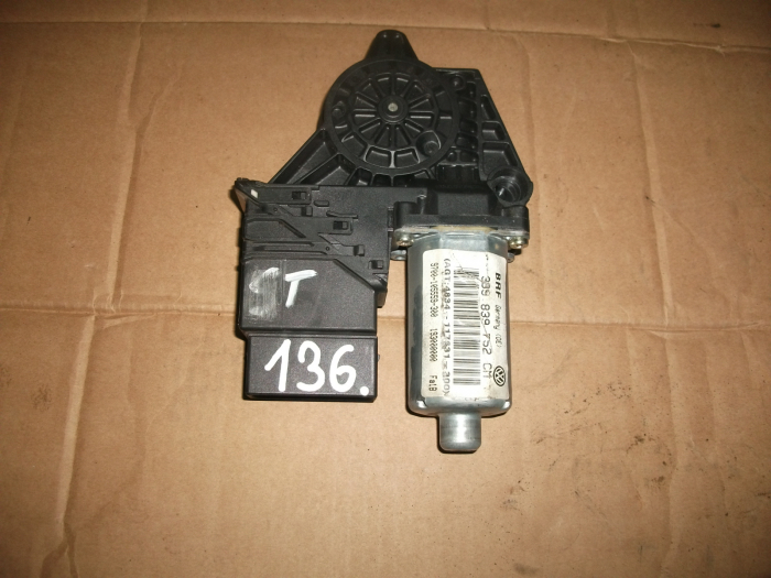Motoras macara spate dreapta pentru Volkswagen Passat B5, cod 0130821696 [1]