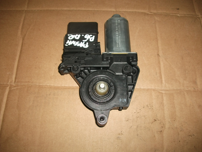 Motoras macara spate dreapta pentru Volkswagen Passat B5, cod 0130821696 [2]