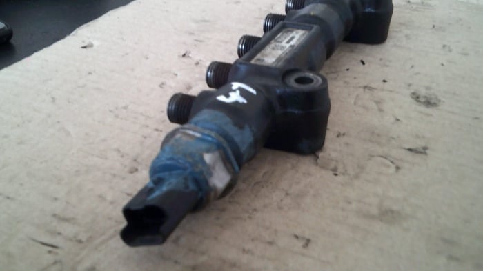 Rampa injectie pentru Peugeot 307 , motorizare 1.6 diesel, cod 9654592680 [2]