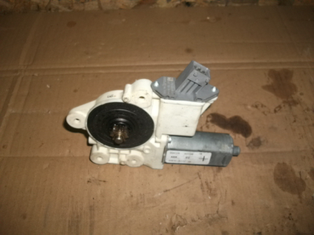 Electrica si electronica auto - Motoras macara spate dreapta pentru Toyota AVENSIS T250, cod 69830-05100