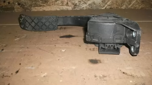 Pedala pentru Audi A6 C6, motorizare 3.0 diesel, cod 4F1723523B [1]