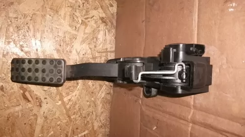 Pedala pentru Mercedes B-class W245, motorizare 2.0 diesel, cod A1693000904 [1]