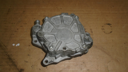 Motoare si anexe - Pompa de vacuum pentru Audi A4 B7, motorizare 2.0 diesel, cod 03L145100F