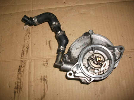 Pompa vacuum - Pompa de vacuum pentru Audi A4 B7, motorizare 3.0 diesel, cod 057145100AF