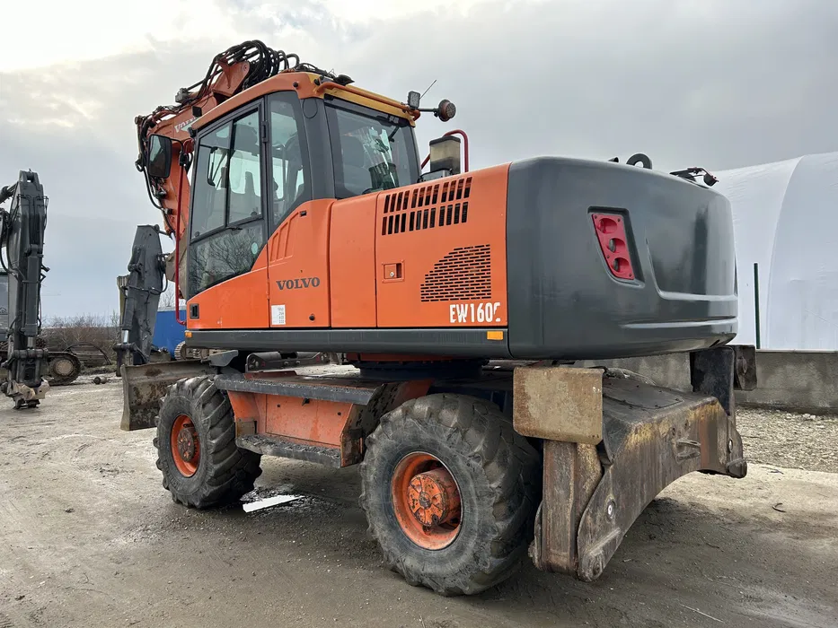 Excavator Volvo EW160 C pe roti [2]