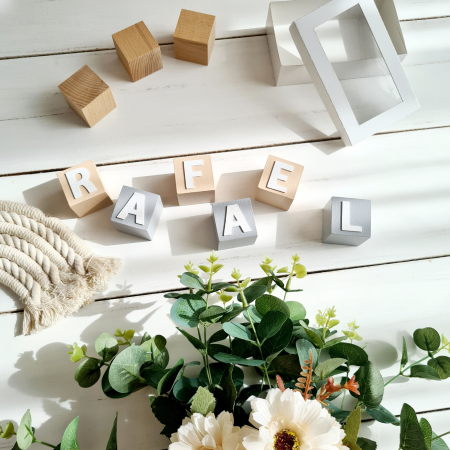 Decoratiuni - Cuburi din lemn colorate - personalizate cu nume din litere lemn