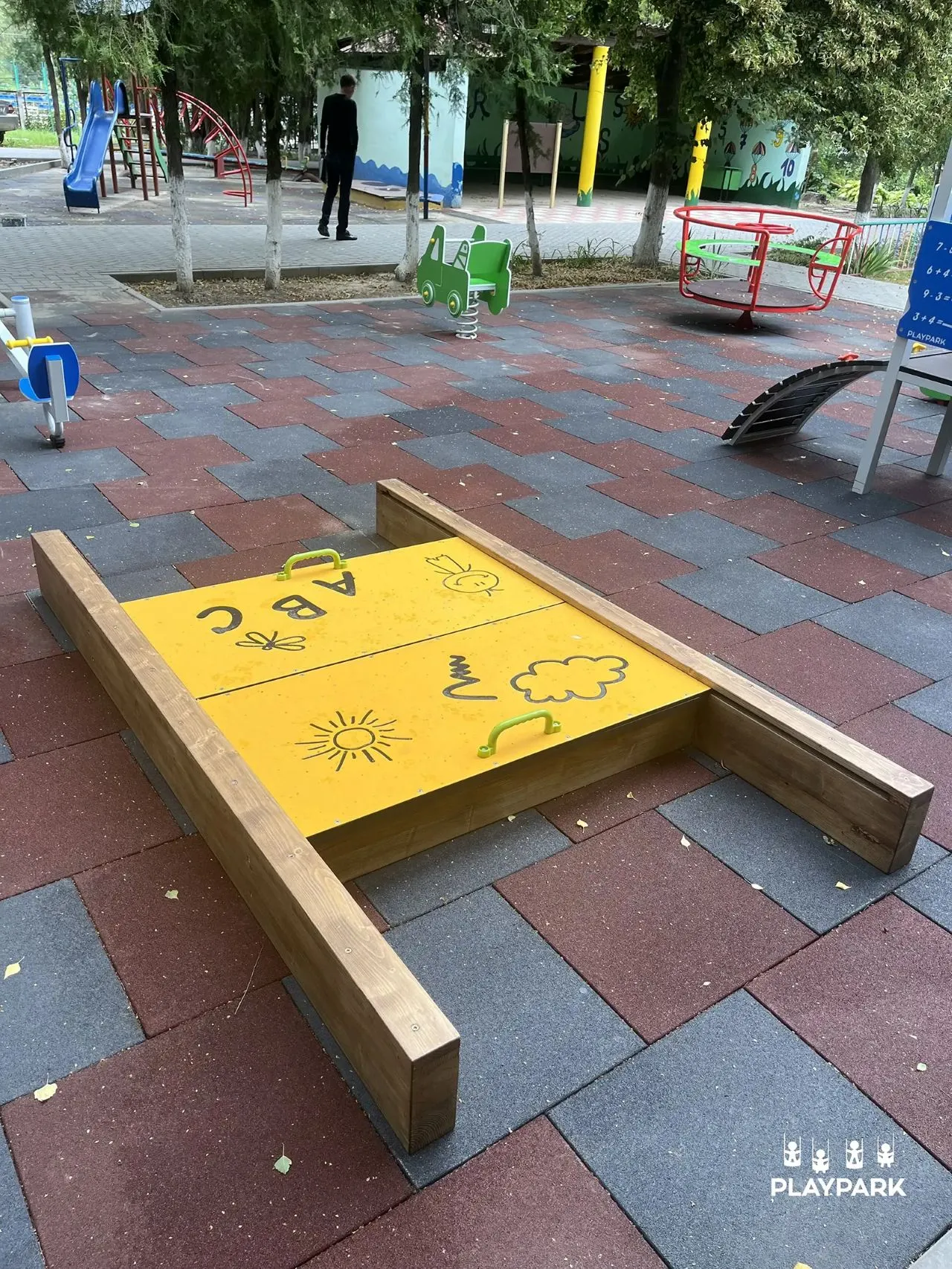 nisipiera-cu-copac-hdpe-pentru-teren-de-joaca-playpark