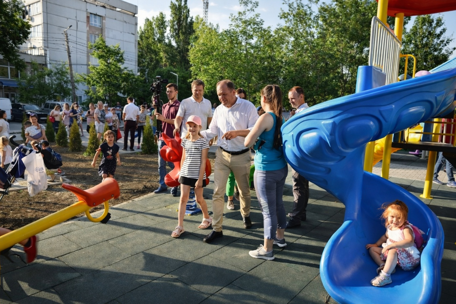 Un nou scuar a fost inaugurat în Chișinău cu teren de joacă și zonă sportivă