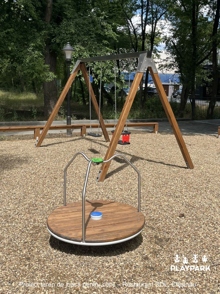 Carusel pentru spații de joacă RB-24 cu 3 locuri din lemn [3]
