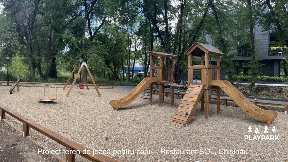 Carusel pentru spații de joacă RB-24 cu 3 locuri din lemn [5]