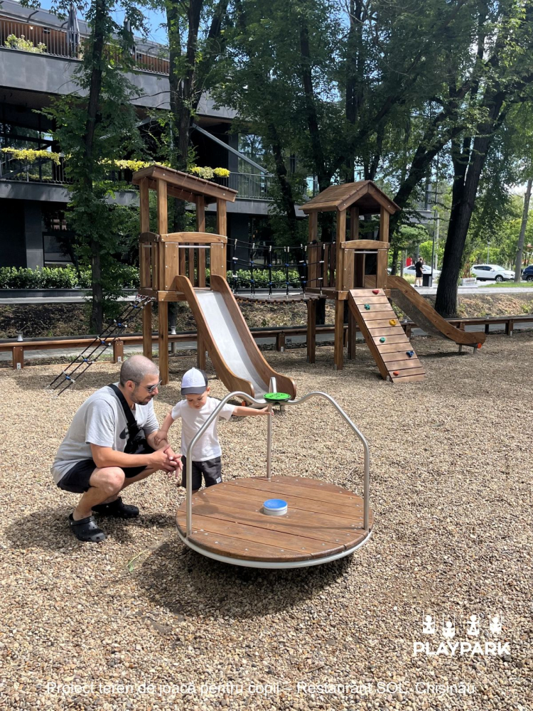 Carusel pentru spații de joacă RB-24 cu 3 locuri din lemn [2]