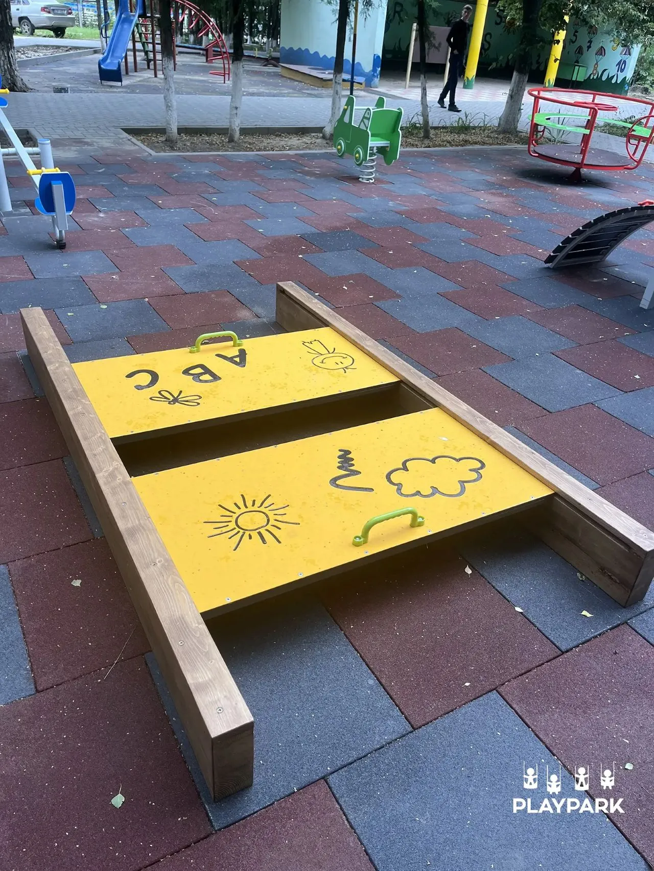 Nisipiera cu capac DS-41 din lemn si hdpe [3]