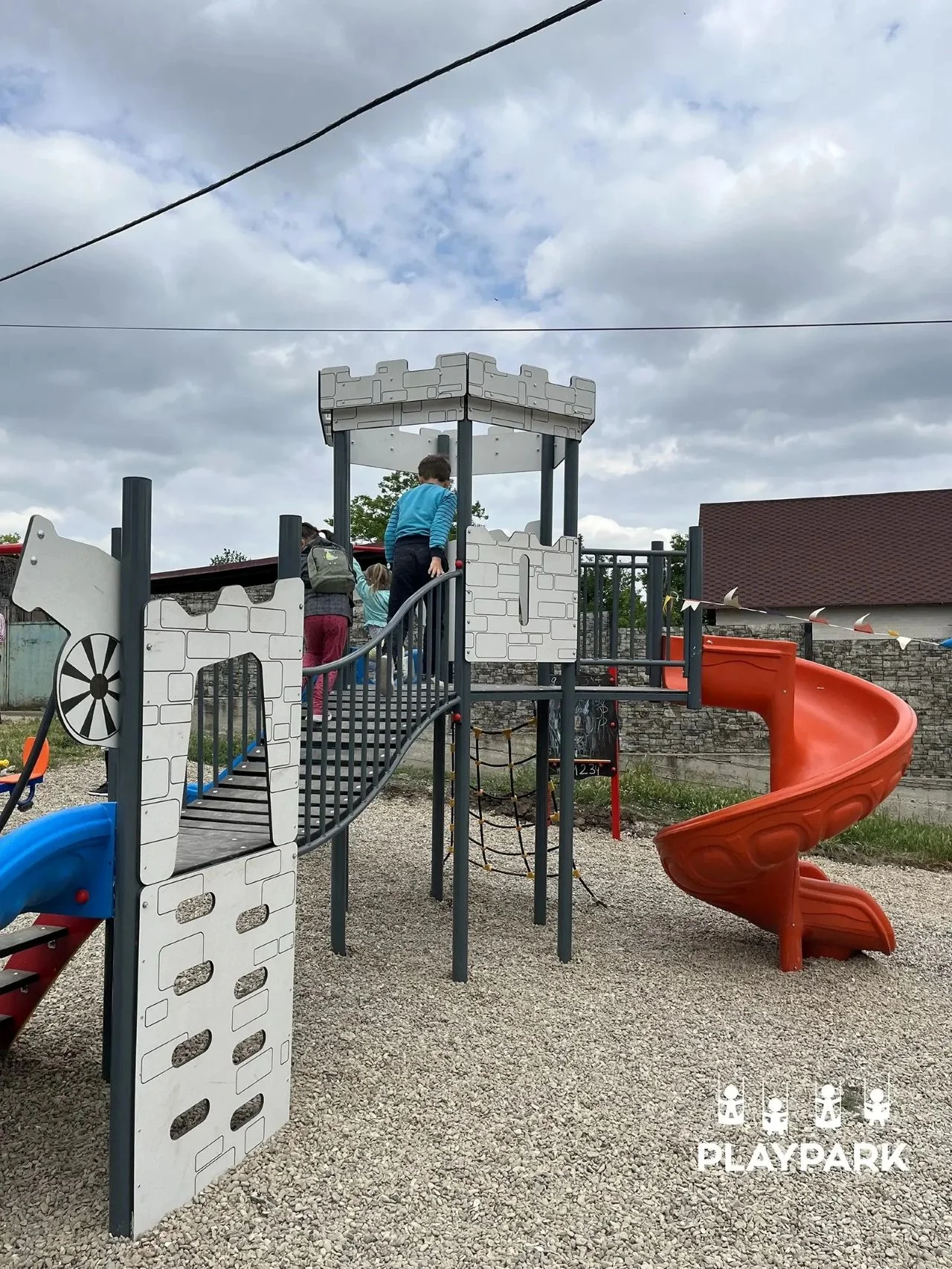 Complex de joaca Castel YN-305 cu tobogane si elemente de catarat [4]