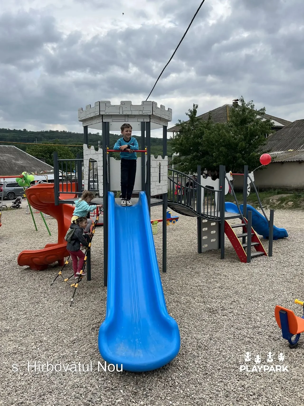 Complex de joaca Castel YN-305 cu tobogane si elemente de catarat [3]