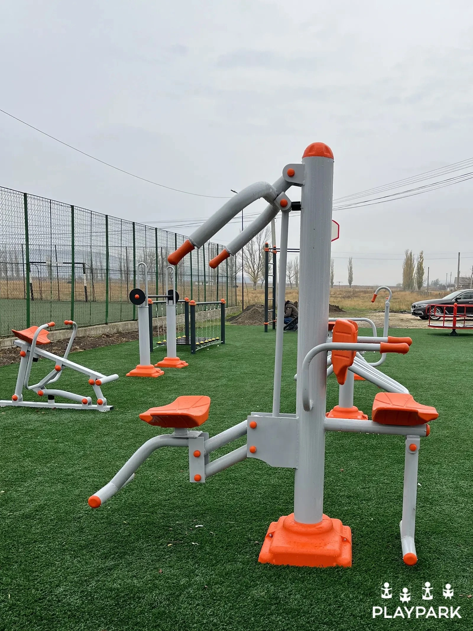 Aparat fitness "Presa piept + Extensia picioarelor" B-10 in exterior [1]